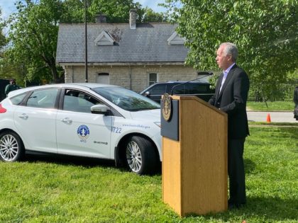 Mayor Fischer at press conference for Electric vehicle fleet